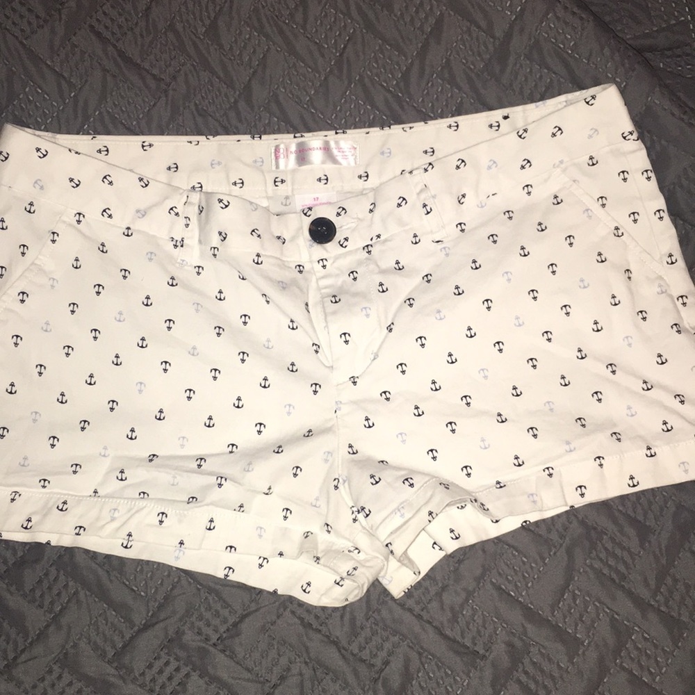 EUC white with blue anchor shorts. Size 17